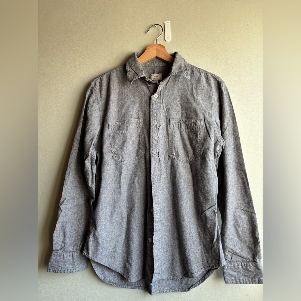 Club Monaco Men's Casual Button-Down Shirt in Charcoal Gray